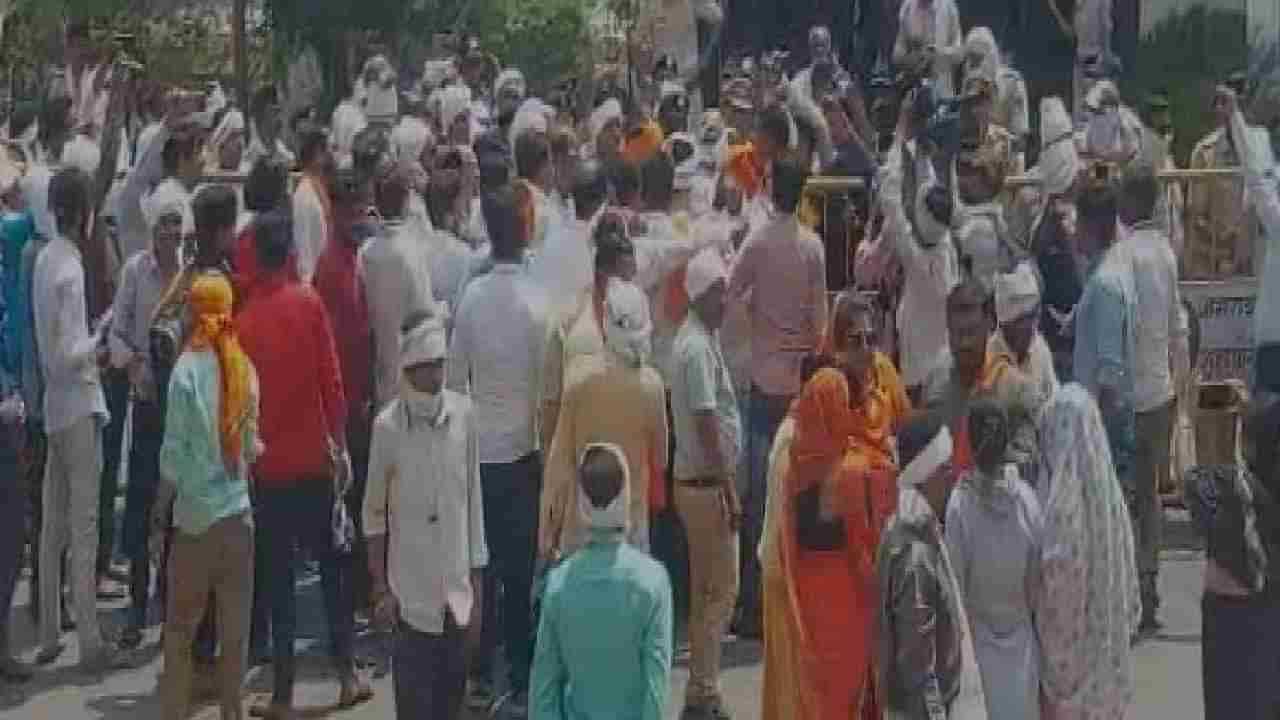 Amravati Shiv Sena | राणांचे हनुमान चालीसा वाचन स्थगित, अमरावतीत फटाके फोडून शिवसैनिक परतले