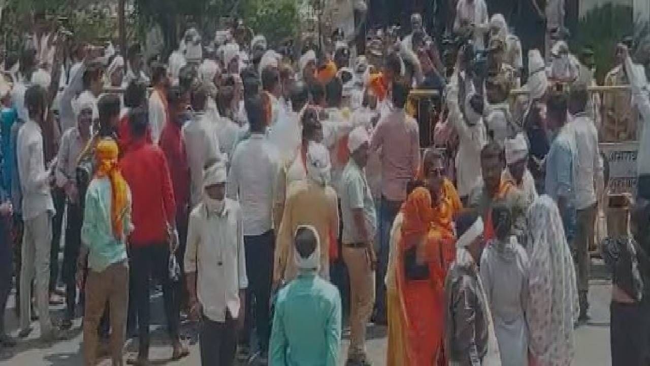 Amravati Shiv Sena | राणांचे हनुमान चालीसा वाचन स्थगित, अमरावतीत फटाके फोडून शिवसैनिक परतले