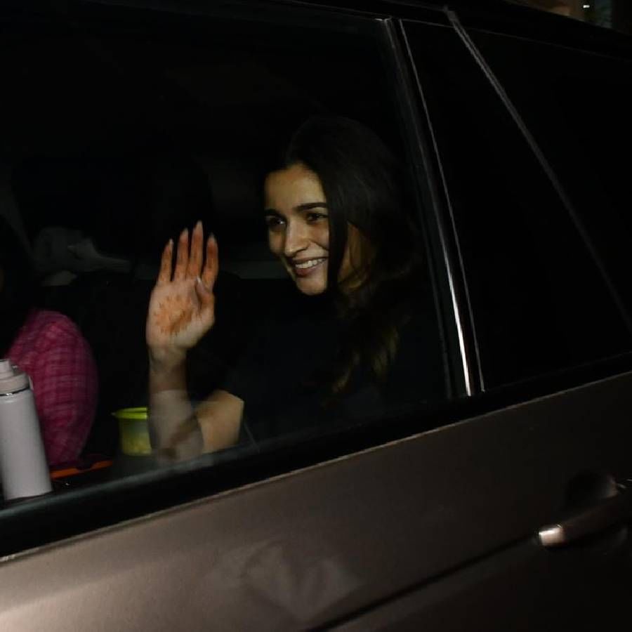 एअरपोर्टवर स्पॉट झाल्यानंतर आलियाने पापाराजीना हसतमुख चेहऱ्याने हाय- हॅलो  केल्याचेही दिसून आले. 
