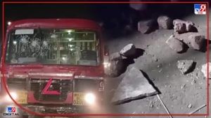 Beed : बीडमध्ये एसटी आणि खासगी बसवर दगडफेक! रस्त्यावर टायर जाळून दगडफेकीच्या घटनेनं खळबळ