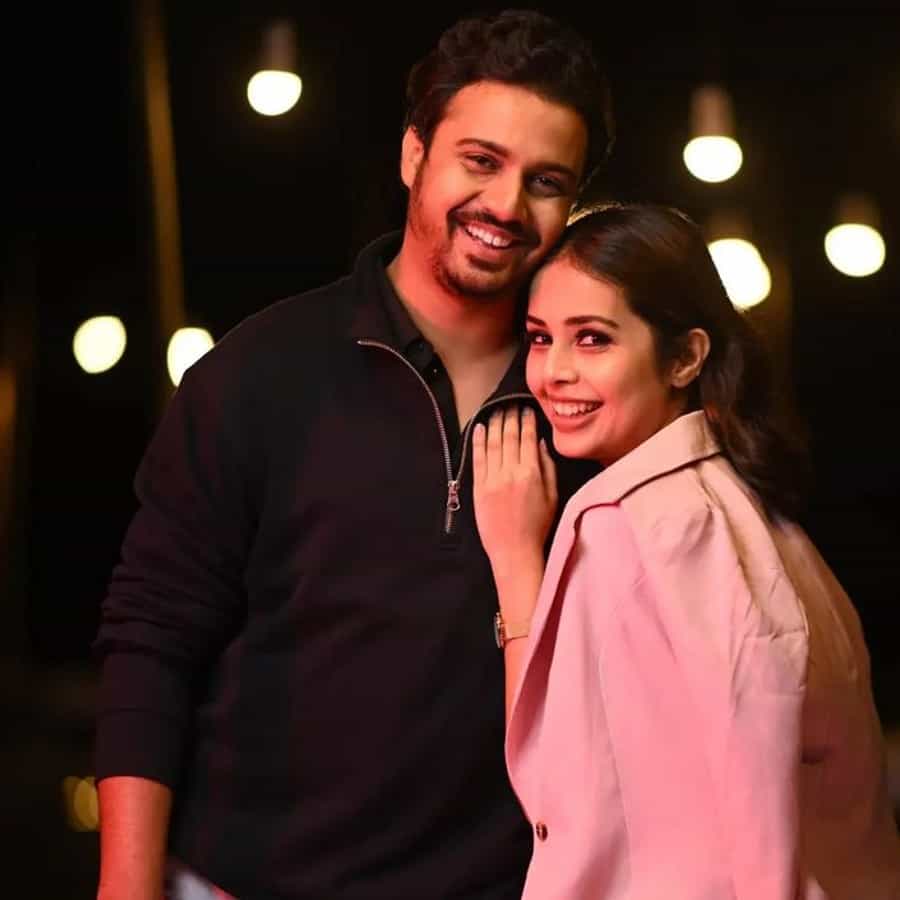 अभिनेत्री शिवानी रांगोळे आणि अभिनेता विराजस कुलकर्णी लवकरच लग्नबंधनात अडकणार आहेत. या दोघांची लगीनघाई सुरू झाली असून नुकतंच अभिनेत्री सानिया चौधरीनं त्याचं केळवण केलं आहे. या केळवणाचे फोटो सध्या सोशल मीडियावर व्हायरल होत आहेत.