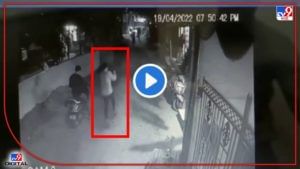CCTV : डोळ्यात मिरचीपूड फेकली, चाकूचा धाकही दाखवला! डोंबिवलीत व्यापाऱ्याला लुटणारे अखेर गजाआड