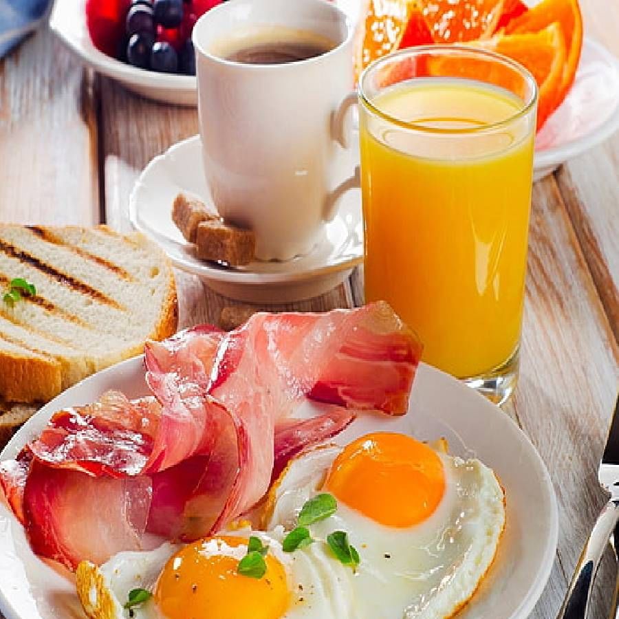 सकाळचा नाश्ता हा नेहमीच निरोगी असावा. तेलकट आणि तूपकट पदार्थ नाश्त्यामध्ये य़ेणे टाळा. सकाळच्या नाश्त्यामध्ये अशाकाही पदार्थांचा समावेश करा, जे दिवसभर आपल्याला ऊर्जा देण्यास मदत करतील. 