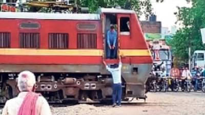 ड्रायव्हरची तलप, प्रवाश्यांना त्रास, चहा पिण्यासाठी चक्क ट्रेन थांबवली!