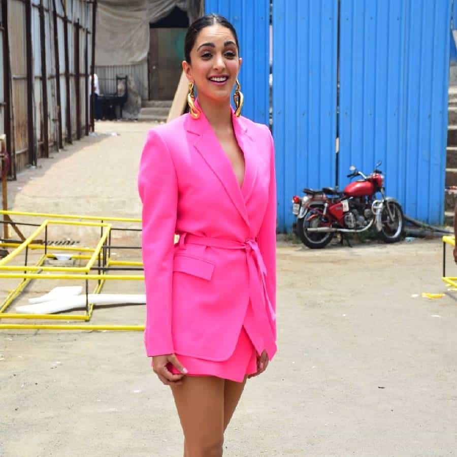 अभिनेत्री कियारा अडवाणी सिद्धार्थ मल्होत्रासोबतच्या तिच्या ब्रेकअपच्या अफवांनंतर पहिल्यांदाच फिल्मसिटीतील माध्यमांना सामोरे गेली. अभिनेता कार्तिक आर्यनसोबतच्या तिच्या भूल भुलैया 2 या चित्रपटाच्या प्रमोशनसाठी बाहेर पडली होती.