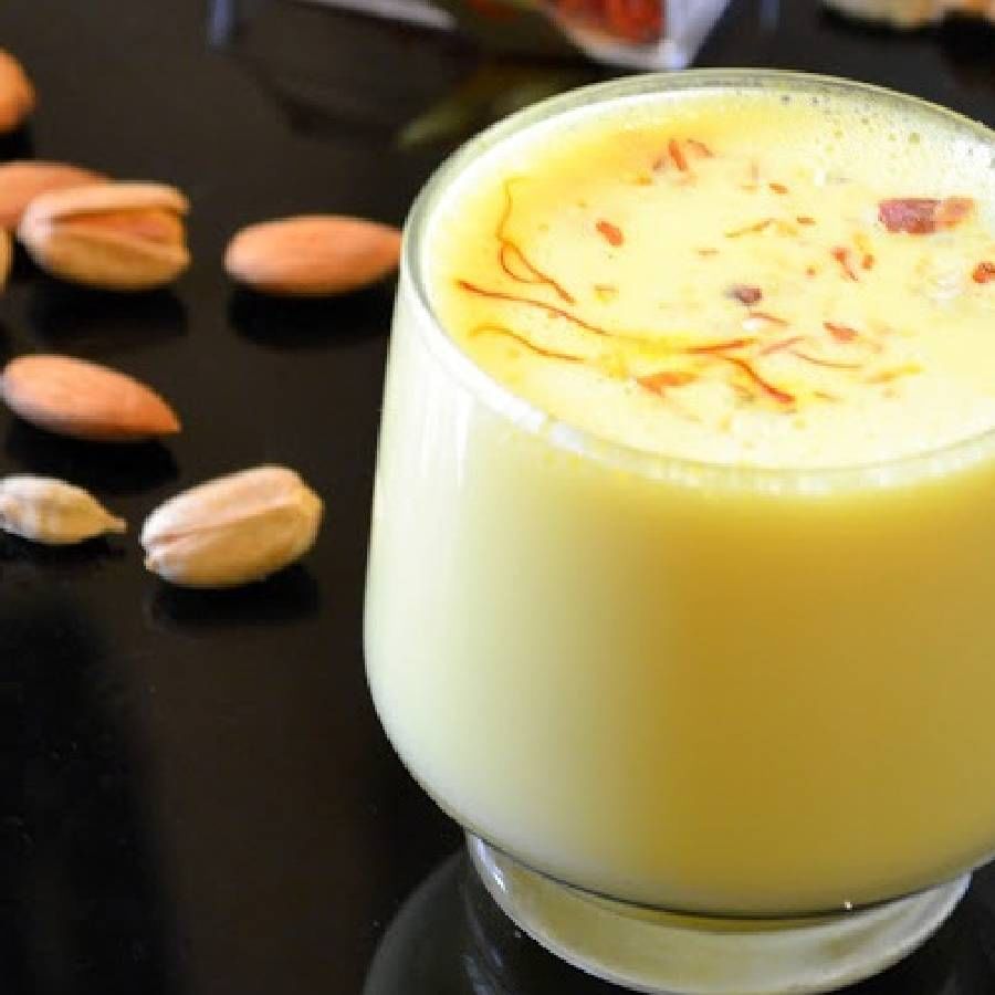 कामाचा ताण आणि जबाबदारी यामुळे निर्माण होणारा ताण कमी करणे खूप गरजेचे आहे. गुलकंद असलेले दूध प्यायल्याने तुम्ही तणाव बऱ्याच प्रमाणात कमी करू शकता. यामुळे दररोज रात्री झोपताना गुलकंदचे दूध नक्की प्या. 