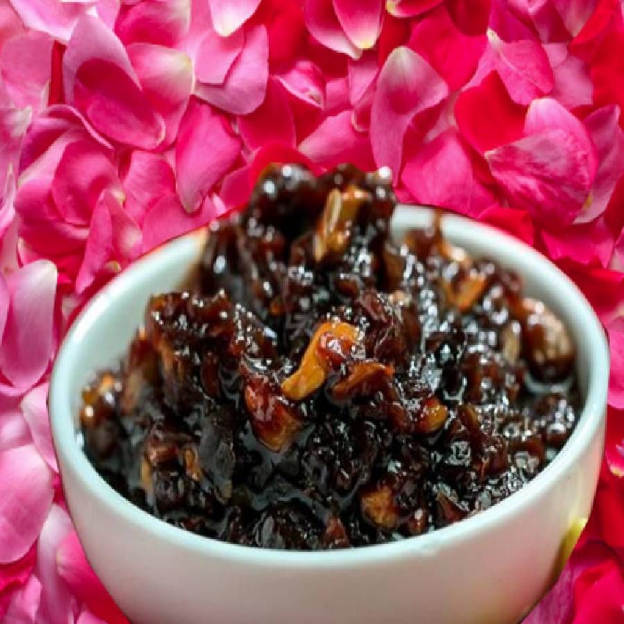 दूध आपल्या शरीरासाठी खूप फायदेशीर मानले जाते. पण त्यात गुलकंद मिसळून प्यायल्याने डोळ्यांच्या आरोग्याला फायदा होतो. या दोघांच्या मिश्रणाने डोळ्यांची दृष्टी वाढू शकते.