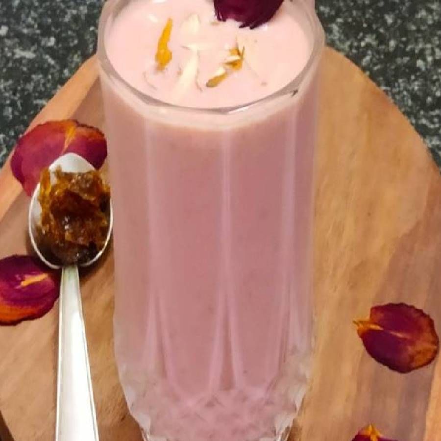 कोमट दुधाचे सेवन पोटासाठी फायदेशीर मानले जाते. मात्र त्यात गुलकंद मिसळून प्यायल्यास बद्धकोष्ठतेच्या समस्येवर मात करता येते. गुलकंदमध्ये आढळणारे मॅग्नेशियम बद्धकोष्ठतेची समस्या कमी करते.