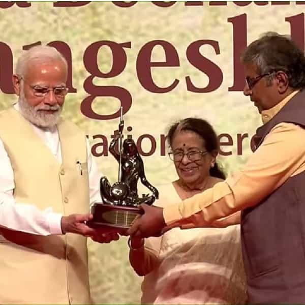 पंतप्रधान नरेंद्र मोदी यांना पहिला लता मंगेशकर पुरस्कार जाहीर झाला आहे. हा पुरस्कार स्वीकारण्यासाठी पंतप्रधान नरेंद्र मोदी आज मुंबईत आले आहेत.
