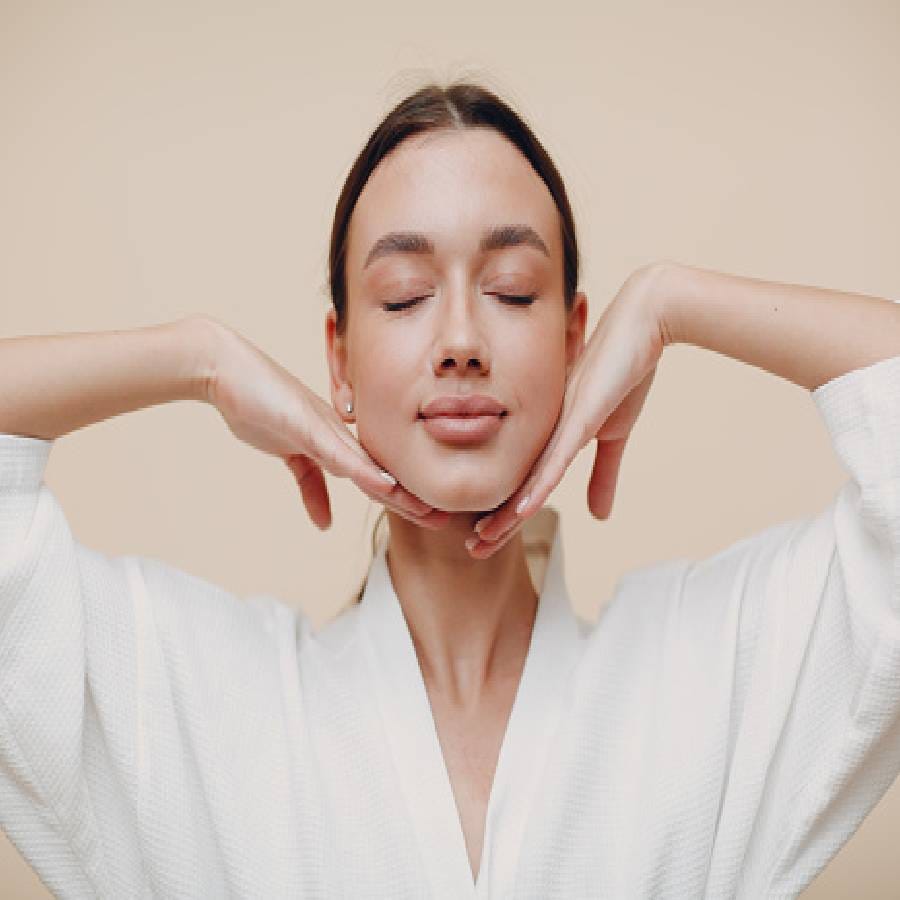 पुदिना आणि मुलतानी माती फेसपॅक आपल्या त्वचेसाठी अत्यंत फायदेशीर आहे. हे घरी तयार करण्यासाठी दोन चमचे मुलतानी माती आणि पुदिन्याच्या पानांची चांगली पेस्ट तयार करून घ्या. हा फेसपॅक चेहरा आणि मानेला लावा. ते कोरडे होईपर्यंत तसेच राहू द्या. त्यानंतर ते धुवा. 