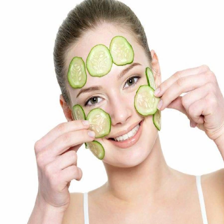 दही आणि कलिंगड फेसपॅक देखील या हंगामामध्ये त्वचेसाठी फायदेशीर आहे. कलिंगडची बारीक पेस्ट दोन चमचे आणि दही दोन चमचे चांगले मिक्स करून घ्या. त्यानंतर ही पेस्ट आपल्या संपूर्ण चेहऱ्यावर लावा. त्यानंतर धुवा. हे सनबर्नची समस्या दूर करते.