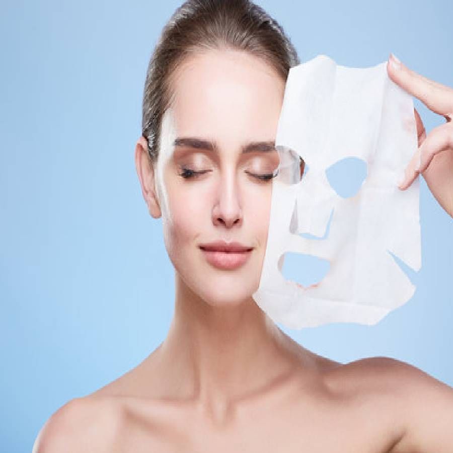 केळी आणि संत्री फेसपॅक चेहऱ्यावरील टॅन काढण्यास मदत करतो. हा फेसपॅक तयार करण्यासाठी 1 चमचा संत्र्याचा रस आणि केळी मिक्स करून काट्याने मॅश करा. आता ही पेस्ट आपल्या संपूर्ण चेहऱ्यावर लावा आणि वीस मिनिटांनी आपला चेहरा थंड पाण्याने धुवा. 