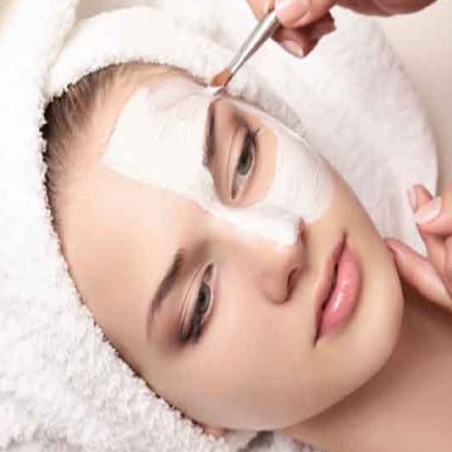 दही आणि मध देखील त्वचेसाठी फायदेशीर ठरते. हा फेसपॅक घरी तयार करण्यासाठी दोन चमचे मध आणि तीन चमचे दही मिक्स करून घ्या आणि याची चांगली पेस्ट तयार करा. ही पेस्ट आपल्या संपूर्ण चेहऱ्यावर लावा. थोड्यावेळाने आपला चेहरा थंड पाण्याने धुवा. (वरील टिप्स फाॅलो करण्याच्या अगोदर डाॅक्टरांचा सल्ला नक्की घ्या)