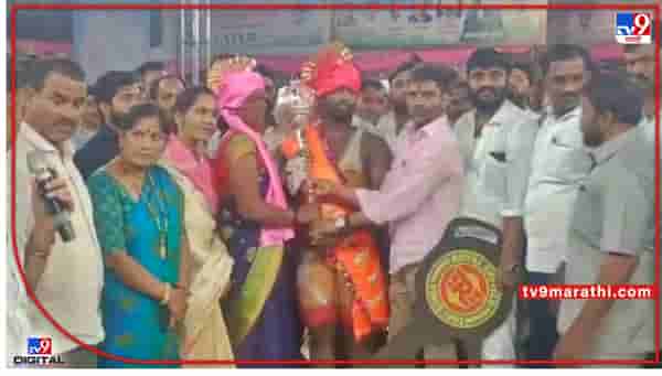 Pune Wrestling competition : ओमकार येलभर आणि कोमल शितोळे मल्लसम्राट; पुण्यातील शिरूरमध्ये उत्साहात झाली कुस्ती स्पर्धा
