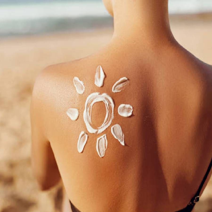 आपली त्वचा चांगली मॉइश्चरायझेशन झाल्यावर सूर्याच्या किरणांपासून संरक्षण होण्यास मदत होते. नेहमीच ब्रॉड स्पेक्ट्रम SPF च्या वापर करा. यामुळे त्वचा तजेलदार राहण्यास मदत होते. सनस्क्रीन लागल्याशिवाय बाहेर अजिबाच जाऊ नका. 