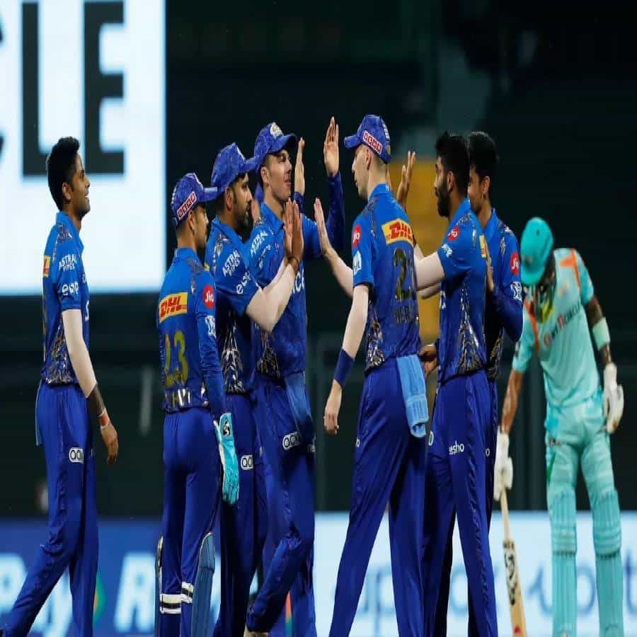 IPL 2022 मध्ये मुंबई इंडियन्सच्या (Mumbai Indians) पराभवाची मालिका अजून थांबलेली नाही. रविवारी रात्री झालेल्या सामन्यात मुंबई इंडियन्सला लखनौ सुपर जायंट्सने (Lucknow super Giants) 36 धावांनी पराभूत केलं.