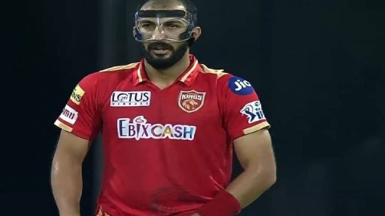 PBKS vs CSK IPL 2022: पंजाबचा Rishi Dhawan असं वेगळं फेस मास्क घालून गोलंदाजी का करत होता? कारण आलं समोर
