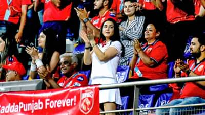 Preity zinta IPL 2022:  गालावरची खळी स्टेडियममध्ये परतली, पहा पंजाब किंग्सच्या प्रिटी वुमनच्या जल्लोषाचा Video
