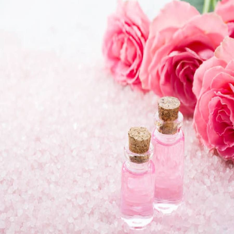 गुलाब पाणी त्वचेची पीएच पातळी संतुलित करण्यास मदत करते आणि ते त्वचा सुधारण्यास मदत करते. तेलकट त्वचेची समस्या दूर करण्यासाठी गुलाब पाणी फायदेशीर ठरते. 