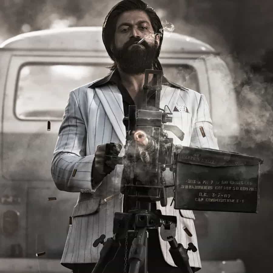 कन्नड सुपरस्टार यशची (Yash) मुख्य भूमिका असलेल्या 'केजीएफ: चाप्टर 2' (KGF Chapter 2) या चित्रपटाची अजूनही क्रेझ प्रेक्षकांमध्ये पहायला मिळतेय. प्रशांत नील दिग्दर्शित या चित्रपटाने जगभरात दणक्यात कमाई केली आहे. नुकतंच या चित्रपटाने आमिर खानच्या 'पीके' या चित्रपटाचा विक्रम मोडला आहे.