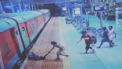 Video : महिला पोलिसाच्या शौर्याला सलाम, प्रवाश्याचे प्राण वाचवण्यासाठी जीवाची बाजी लावली!