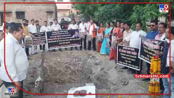राऊत म्हणाले 20 फुटाच्या खड्यात गाडून टाकू; ...अन् स्वाभिमानच्या कार्यकर्त्यांनी खरचं खड्डा खोदला...