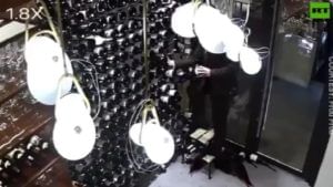 Video : एक चूक आणि बघता बघता 60 लाखाच्या वाईन्सच्या बाटल्यांचा पूर वाहायला लागला, बघा व्हीडिओ...
