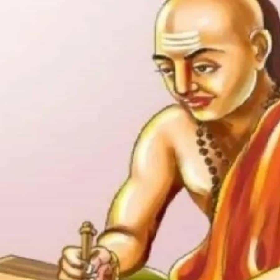 आचार्य चाणक्य नीतीमध्ये मानवी जीवनाशी निगडीत अनेक गोष्टीचा उल्लेख केला आहे. यामध्ये म्हटले आहे कि माणसाने त्याला असलेल्या काही सवयी लवकर सोडून देणे गरजेचे आहे. त्याचा आयुष्यावर सकारात्मक परिणाम होईल.