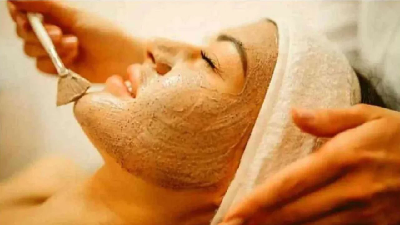 Skin Care Tips : चमकदार त्वचा मिळविण्यासाठी या प्रकारे चंदनाचा वापर करा!