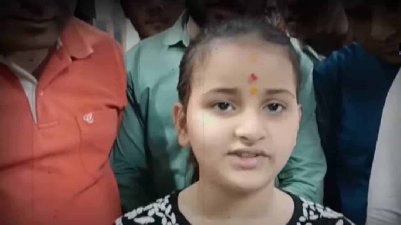 Aarohi Rana Daughter Of Navneet Ravi Rana | देवाकडे आरोही आई वडिलांसाठी काय प्रार्थना करते?