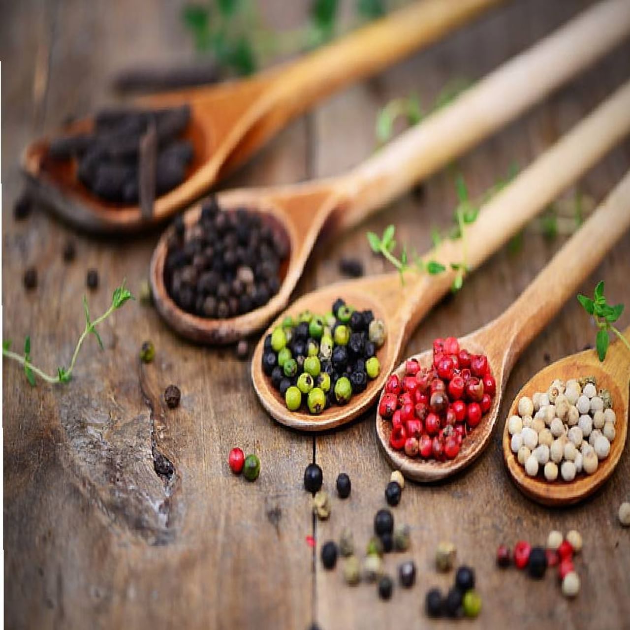 मिरची खाणे आरोग्यासाठी फायदेशीर आहे. मात्र, उन्हाळ्याच्या हंगामामध्ये मिरची खाणे टाळा. त्याऐवजी आपण आपल्या आहारामध्ये काळी मिरी घ्या.