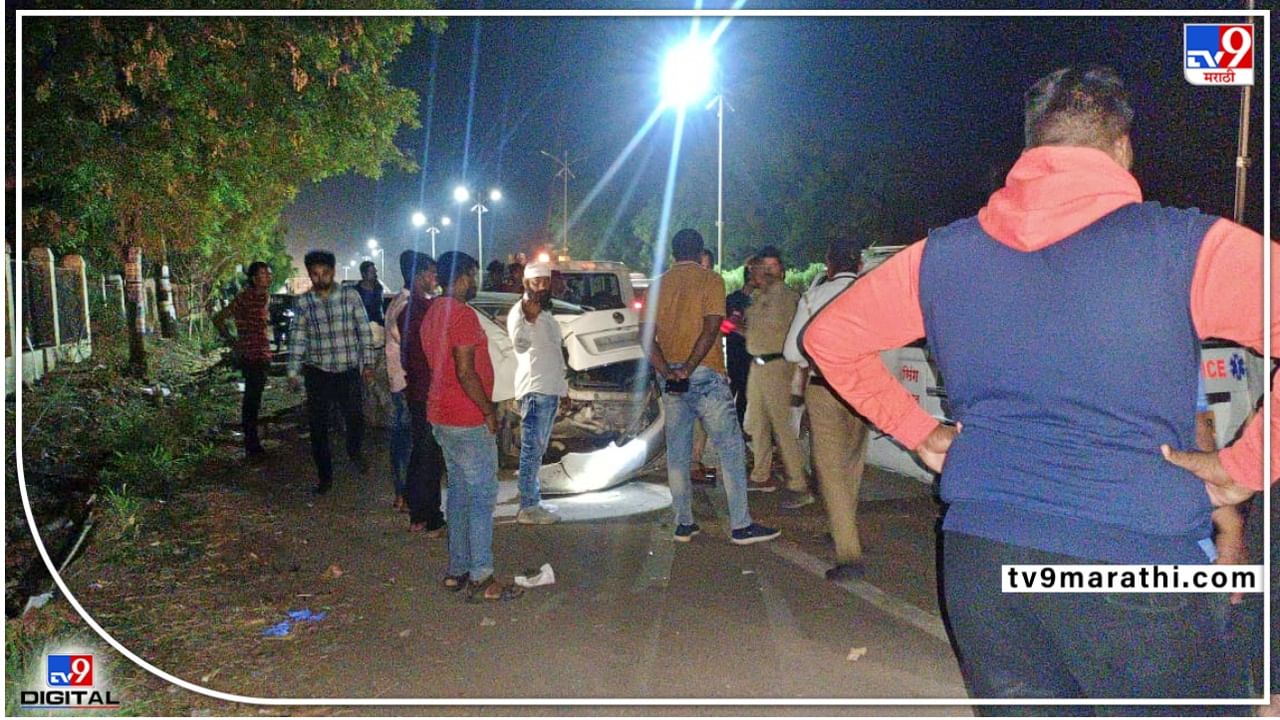 Pune accident : पुण्यातल्या लोणी काळभोर टोलनाक्यावरच्या भीषण अपघातात दोघांचा मृत्यू; दोन्ही कारचा चुराडा