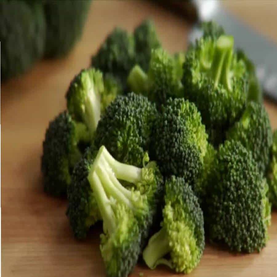 आपल्या सर्वांनाच माहिती आहे की, ब्रोकोली आपल्या आरोग्यासाठी खूप जास्त फायदेशीर आहे. विशेष म्हणजे ब्रोकोली वाढलेले वजन कमी करण्यासही मदत करते. ब्रोकोलीमध्ये व्हिटॅमिन के आढळते जे पेशींच्या वाढीसाठी फायदेशीर आहे.