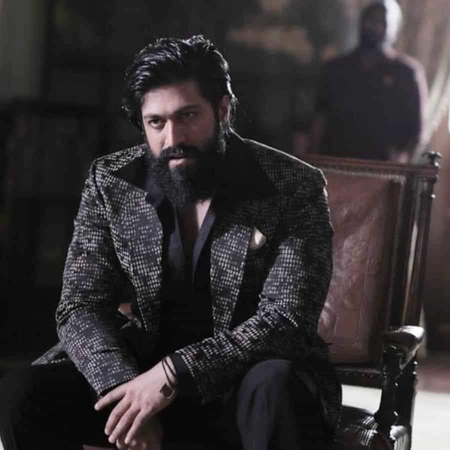 14 एप्रिल रोजी प्रदर्शित झालेल्या 'केजीएफ: चाप्टर 2' (KGF Chapter 2) या चित्रपटाची क्रेझ अजूनही कायम आहे. या चित्रपटाच्या जगभरातील कमाईचा आकडा हा 1000 कोटींकडे पोहोचतोय. आतापर्यंत या चित्रपटाने 926 कोटी रुपयांचा गल्ला जमवला आहे.