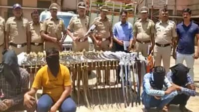 धुळ्यात वाहनातून घेऊन जात होते तब्बल 90 तलवारी