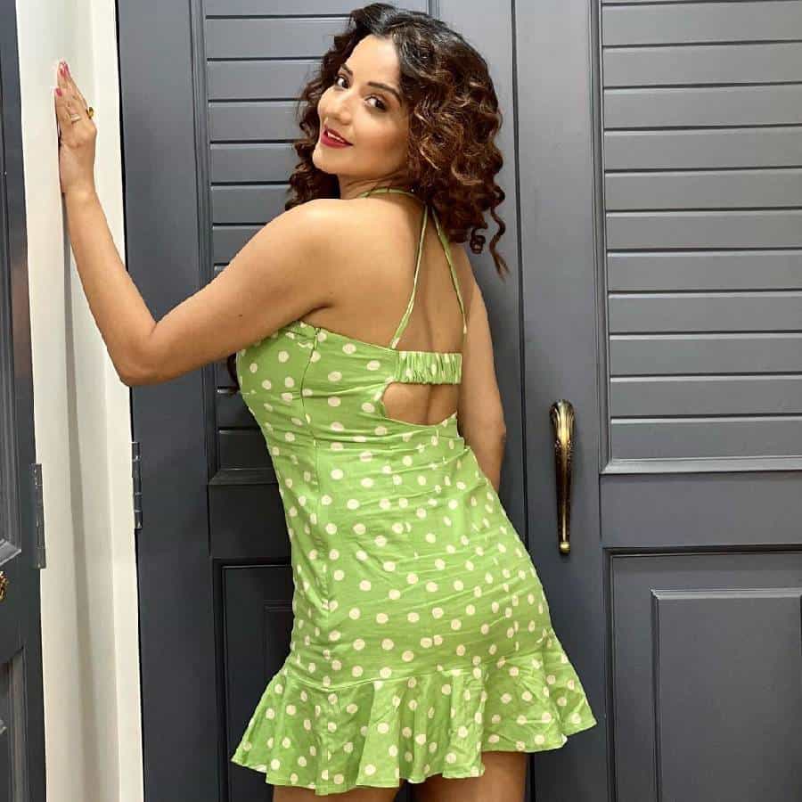 अभिनेत्री मोनालिसा सोशल मीडियावर खूप सक्रिय असते. चाहत्यांचे मनोरंजन करण्याची एकही संधी ती सोडत नाही. व्यस्त शेड्यूलमधून वेळ काढून अभिनेत्री इंस्टाग्रामवर तिचे फोटो आणि व्हिडिओ शेअर करते आणि अनेकदा ती तिच्या लूकमुळे चर्चेत असते.