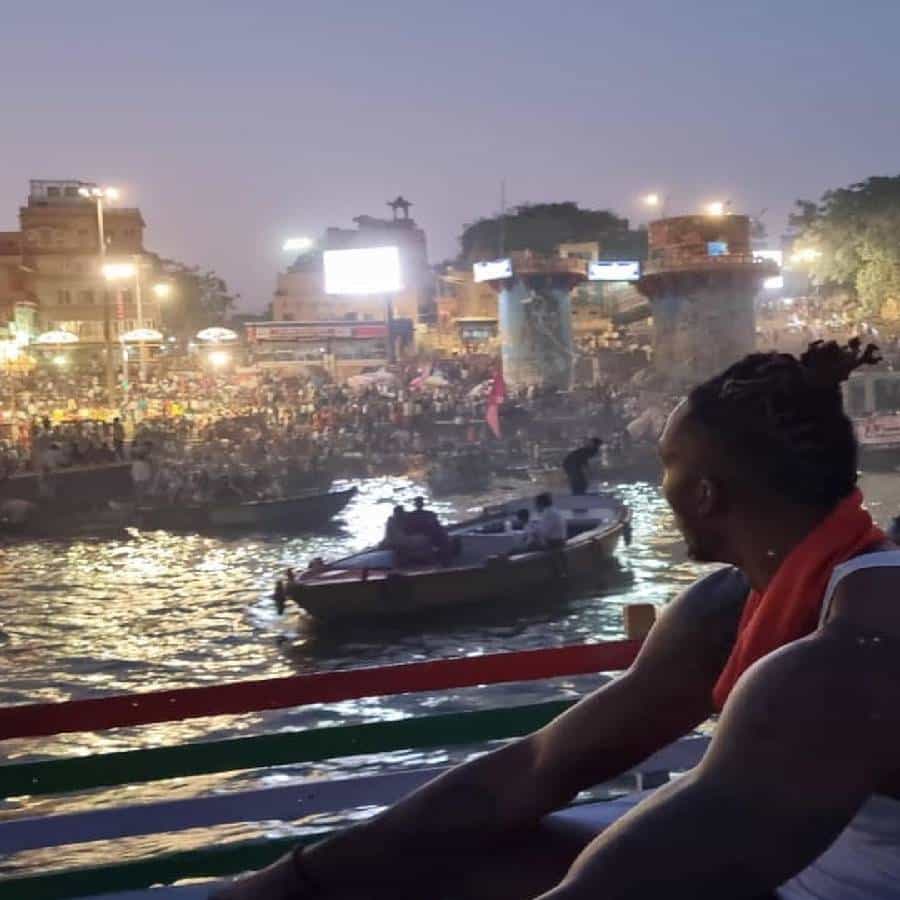 उत्तर प्रदेशातील वाराणसी शहराकडे भारताची सांस्कृतिक राजधानी म्हणून पाहिलं जातं. भारतातूनच नव्हे, तर जगभरातून लोक वाराणसी फिरण्यासाठी येतात. वाराणसीतील वेगवेगळे घाट, मंदिरं पाहून मनाला एक वेगळी शांती मिळते.
