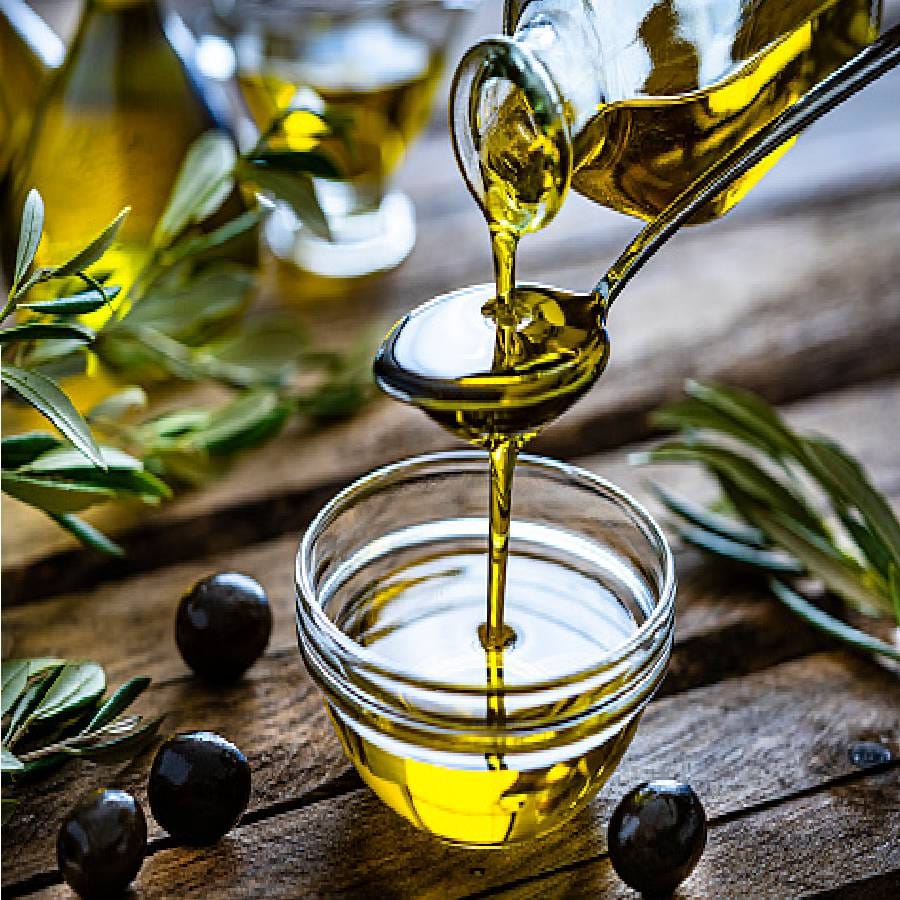 ऑलिव्ह ऑईल हे केवळ त्वचेसाठीच नाही तर आरोग्यासाठीही फायदेशीर मानले जाते. त्वचेच्या फायद्यांबद्दल सांगायचे तर झोपण्यापूर्वी ते चेहऱ्यावर आणि हातांवर लावा.