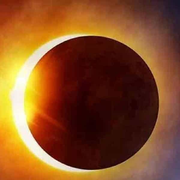 आज (30 एप्रिल रोजी 2022) सालातील पहिले सूर्यग्रहण होणार आहे. हे ग्रहण अनेक अर्थाने खास असणार आहे. या ग्रहणात अनेक विशेष योग तयार होत आहेत. या ग्रहणात अनेक विशेष योग तयार होत आहेत. भारतीय वेळेनुसार, 30 एप्रिलच्या मध्यरात्री 12:15 पासून सुरू होईल.