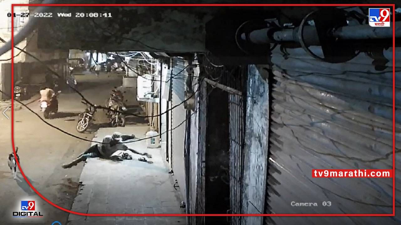 Video : कल्याणच्या शहाडमध्ये चक्क चप्पलांची चोरी, चप्पल चोरून नेताना चोरटा सीसीटीव्हीत कैद