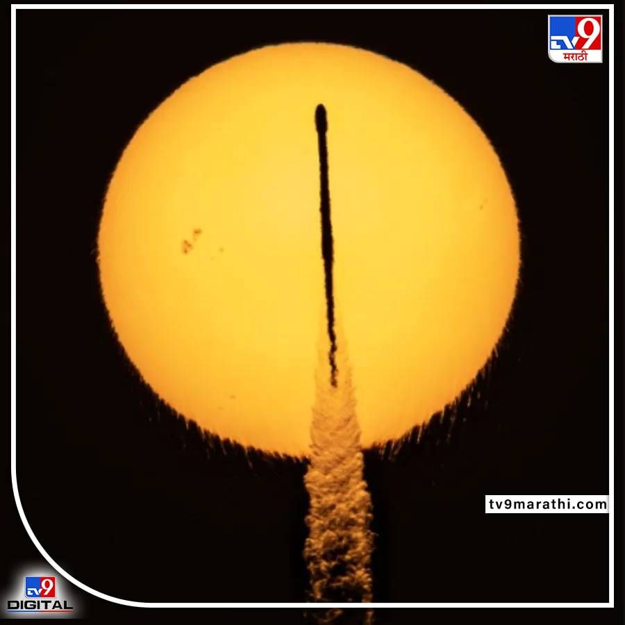 स्पेसएक्सचं उड्डाणं घेणाऱ्या रॉकेटचं छायाचित्र आहे. रॉकेट आणि सूर्याचं विहंगम दृश्य दिसत आहे. सूर्योद्याच्या वेळी टिपलेलं छायाचित्र आहे. स्पेसएक्सच्या फाल्कन 9 रॉकेटने अमेरिका अंतराळ संशोधन संस्था नासाच्या केनडी स्पेस सेंटरवरुन उड्डाणं घेतलं होतं. पृथ्वीच्या बहिर्गत कक्षेच्या दिशेनं रॉकेटनं उड्डाण घेतलं आहे.