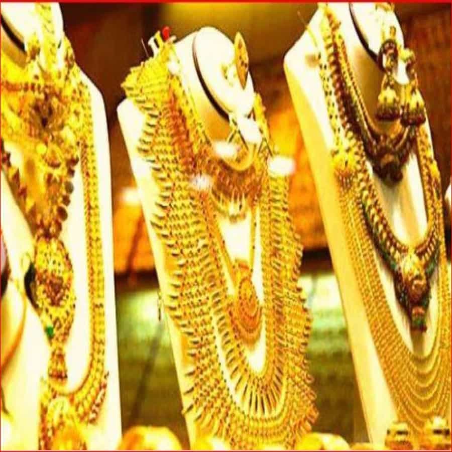 अक्षय तृतीयाला (Akshaya Tritiya 2022) सोन्याची खरेदी (Gold purchase) शुभ मानली जाते. अक्षय तृतीया हे साडेतीन मुहूर्तांपैकी एक मुहूर्त असून, या दिवशी सोने खरेदीची परंपरा पूर्वीपासून चालत आली आहे. या वर्षी तीन मे रोजी देशभरात अक्षय तृतीयेचा उत्सव साजरा करण्यात येणार आहे. या दिवशी सोने खरेदीसाठी तुमच्याकडे अनेक पर्याय उपलब्ध आहेत. आप प्रत्यक्ष सोन्यासोबतच गोल्ड ईटीएफ आणि डिजिटल सोने देखील खरेदी करू शकता. मात्र जर तुम्हाला प्रत्यक्ष म्हणजे सोने धातू रुपातच खरेदी करायचे असेल तर काही गोष्टी जाणून घेणे महत्त्वाच्या ठरतात.