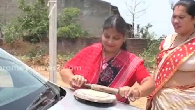 Video : उन्हाच्या झळा सोसवेनात, पण या बायकांनी घातलाय वेगळाच घाट, चक्क गाडीवर बनवल्या चपात्या!