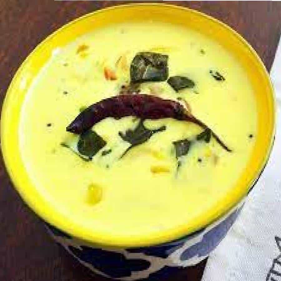 भारतीय जेवणात कढी प्रत्येक घरात चवीने खाल्ली जाते. कढी जवळजवळ सर्वांनाच आवडते. कढी बनवण्याच्या वेगवेगळ्या शहरांच्या स्वतःच्या पद्धती आहेत. आज आम्ही तुम्हाला अशा काही ट्रिक्स सांगणार आहोत, ज्यामुळे कढी सहज चवीने परिपूर्ण होईल.