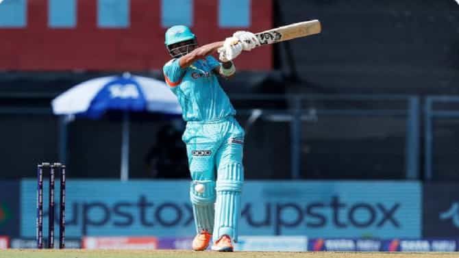 LSG vs DC IPL 2022: KL Rahul ची शानदार हाफ सेंच्युरी, एकाहाताने मारलेला SIX चुकवू नका, VIDEO