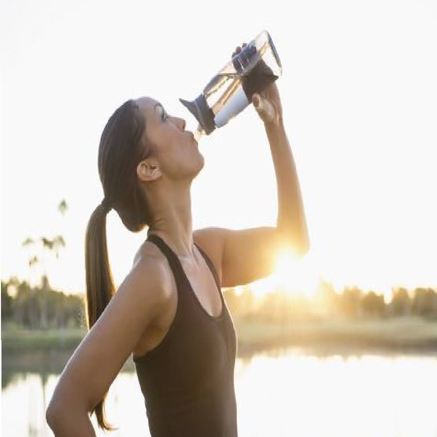सध्याच्या उन्हाळ्याच्या हंगामामध्ये चांगल्या आरोग्यासाठी ताक पिणे अत्यंत महत्वाचे आहे. ताक आपली तहान भागवण्यासोबतच आपले शरीर थंड ठेवण्यासही मदत करते. 