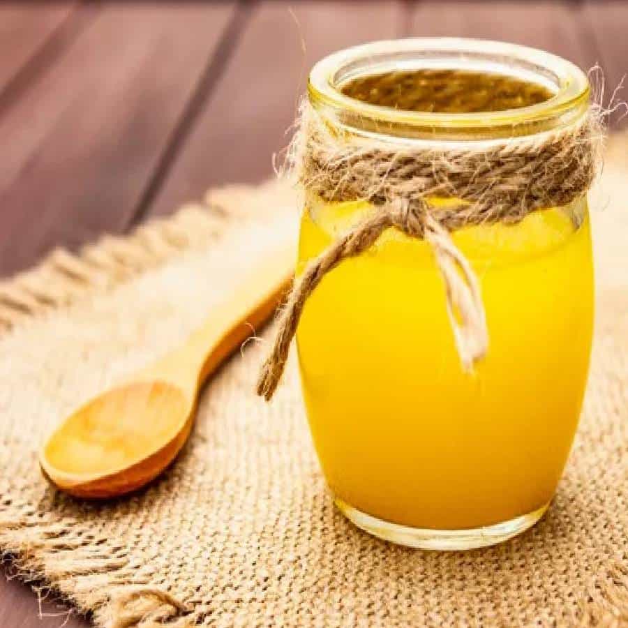 आपल्या सर्वांनाच माहिती आहे की, तूप खाणे आपल्या आरोग्यासाठी खूप फायदेशीर आहे. मात्र, असे म्हणतात की, तूप खूप खाल्ल्याने रूप येते. तसेच तुपाच्या मदतीने आपण त्वचेच्या अनेक समस्या दूर करू शकतो.