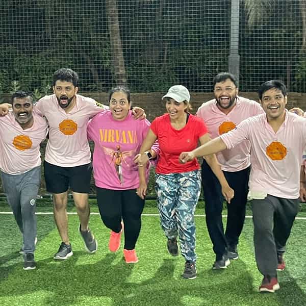 स्टार प्रवाहवरील 'आई कुठे काय करते' (Aai Kuthe Kay Karte) ही मालिका लोकप्रियतेच्या शिखरावर आहे. या मालिकेतील प्रत्येक पात्रावर प्रेक्षक मनापासून प्रेम करतात. देशमुख कुटुंब जसं आपल्या प्रत्येकाच्याच जगण्याचा एक महत्त्वाचा भाग आहे अगदी त्याचप्रमाणे या मालिकेतील कलाकारांसाठीसुद्धा हे कुटुंब त्यांच्या अगदी जवळचं आहे.