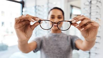 EYE | चष्मा घालण्याचे टेन्शन कायमचे सोडा आणि फक्त या पदार्थांचा आहारात समावेश करा!