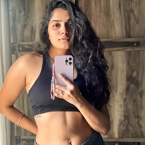 अभिनेत्री भाग्यश्री मोटे सोशल मीडियावर कायम सक्रिय असते. सोशल मीडियावर आपले फोटो व्हिडीओ पोस्ट करुन चाहत्यांना आपले अपडेट देत असते.